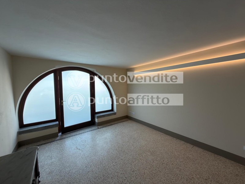 Ufficio in Affitto a Lucca, 1'500€, 110 m²