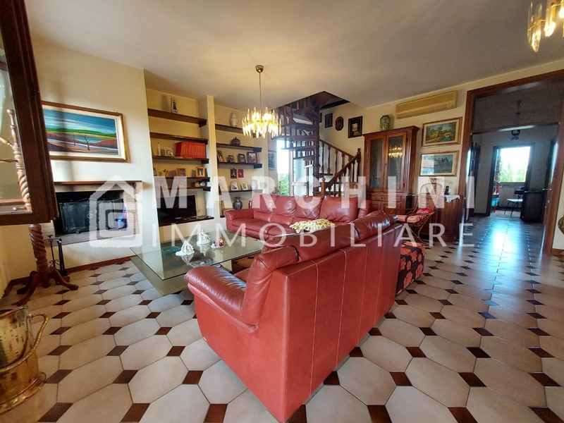 Villa in Vendita a Lucca, zona San Lorenzo di Moriano, 620'000&euro;, 260 m², arredato, con Box