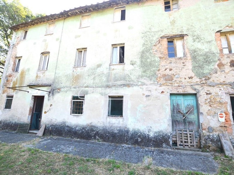 Casa Semi Indipendente in Vendita a Lucca, zona Santa Maria Del Giudice, 130'000&euro;, 250 m²