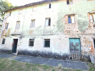 Casa Semi Indipendente in Vendita a Lucca, zona Santa Maria Del Giudice, 130'000&euro;, 250 m²