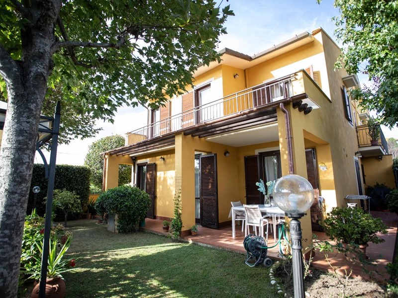 Villa bifamiliare in Vendita a San Giuliano Terme, zona San Martino a Ulmiano, 395'000€, 165 m²