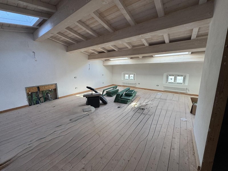 Appartamento in Vendita a Crespina Lorenzana, zona Lorenzana, 190'000€, 233 m², con Box