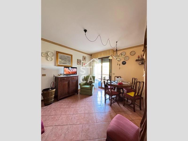 Appartamento in Vendita a Altopascio, 105'000€, 75 m², con Box