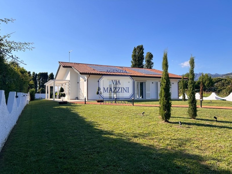 Villa in Vendita a Pietrasanta, zona Marina di Pietrasanta, 1'650'000€, 120 m², arredato, con Box