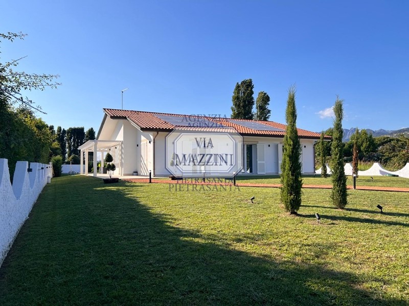 Villa in Vendita a Pietrasanta, zona Marina di Pietrasanta, 1'650'000&euro;, 120 m², arredato, con Box