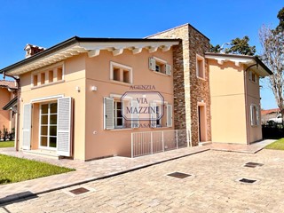 Villa in Vendita a Pietrasanta, 1'100'000€, 280 m²