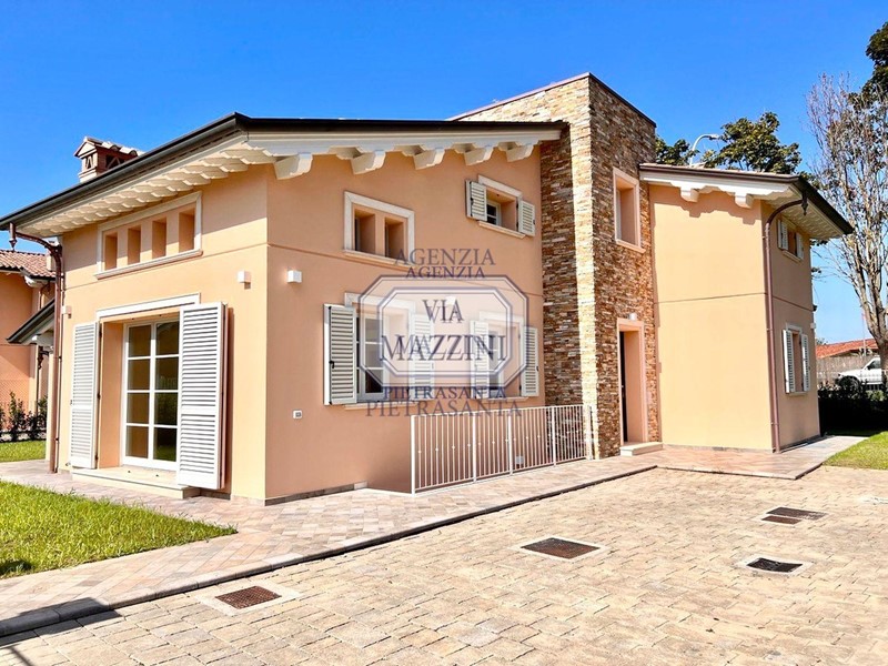 Villa in Vendita a Pietrasanta, 1'150'000&euro;, 280 m²