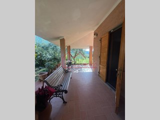 Villa in Vendita a Camaiore, zona Montebello, 648'000&euro;, 216 m², arredato