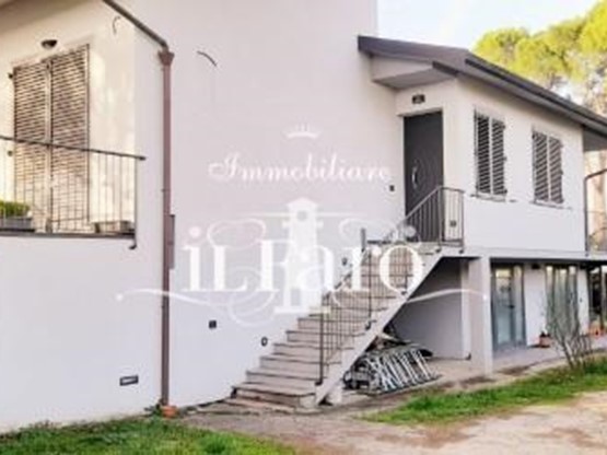 Villa in Vendita a Campi Bisenzio, 690'000€, 250 m², con Box