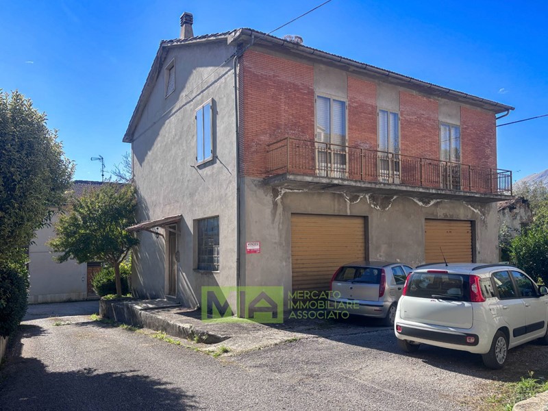 Casa Indipendente in Vendita a Amandola, 103'000€, 214 m²