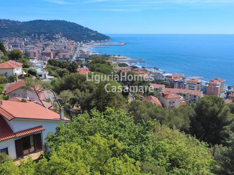 Villa in Vendita a Andora, 650'000€, 243 m²