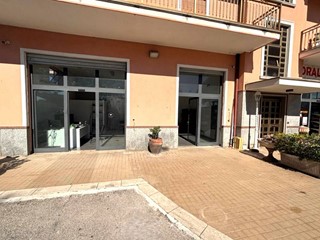 Attività commerciale in Affitto a Aprilia, 1'300€, 185 m²