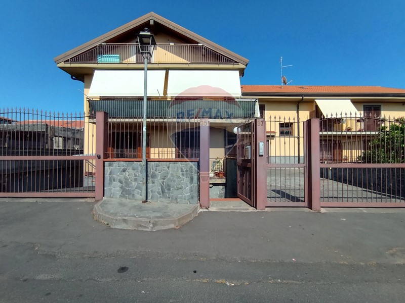 Immobile commerciale in Vendita a Tremestieri Etneo, 120'000€, 158 m²