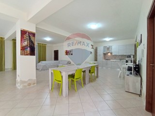 Immobile commerciale in Vendita a Tremestieri Etneo, 120'000€, 158 m²