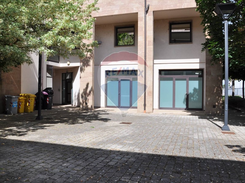 Immobile commerciale in Affitto a Signa, 1'200€, 125 m²