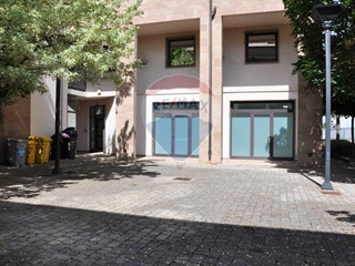 Immobile commerciale in Affitto a Signa, 1'200€, 125 m²