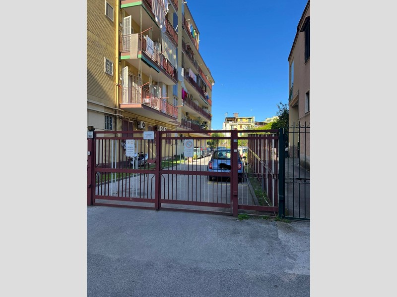 Magazzino in Vendita a San Giorgio a Cremano, 250'000€, 600 m²