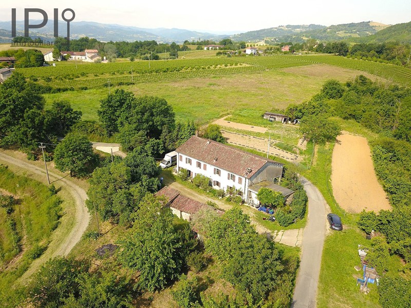 Rustico in Vendita a Bistagno, 150'000€, 300 m²