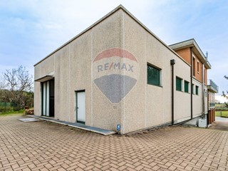 Capannone in Vendita a Lurago d'Erba, 289'000€, 300 m²