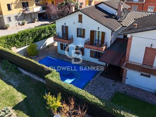 Casa Semi Indipendente in Vendita a Gubbio, 250'000&euro;, 303 m²