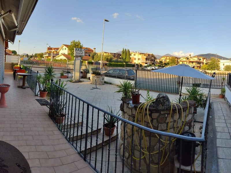 Immobile commerciale in Vendita a Guidonia Montecelio, 340'000€, 200 m²