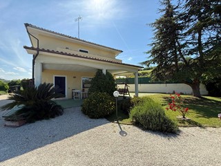 Casa Indipendente in Vendita a Grottazzolina, 320'000€, 235 m²