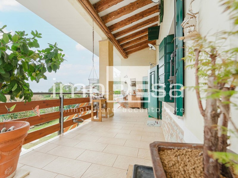 Villa in Vendita a Montebelluna, 830'000€, 300 m²