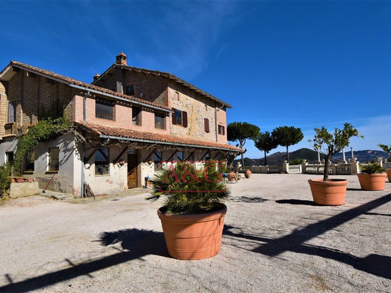 Villa in Vendita a Montefortino, 800'000€, 1500 m²
