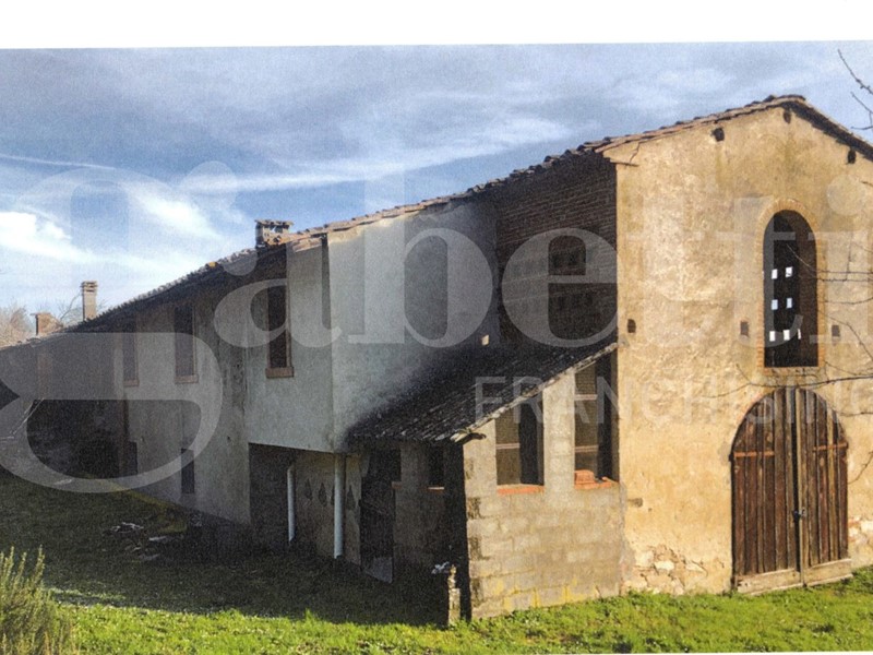 Casale in Vendita a Buti, 185'000€, 489 m²