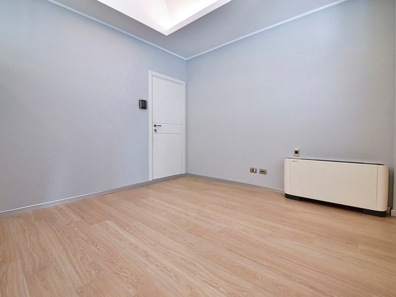 Ufficio in Vendita a Paderno Dugnano, 290'000€, 235 m²