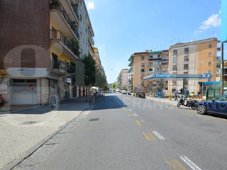 Magazzino in Vendita a Napoli, 300'000€, 373 m²