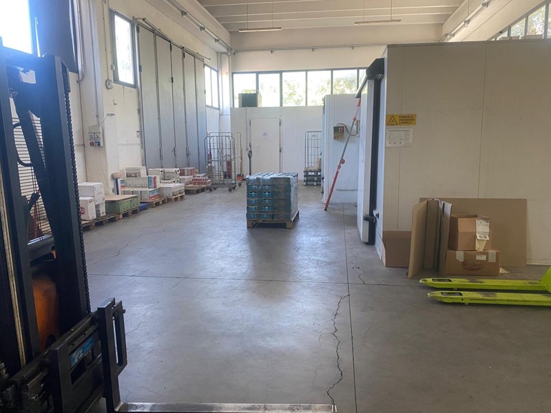 Capannone in Affitto a Terni, 2'100€, 450 m²