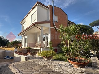 Villetta a schiera in Vendita a Terracina, 750'000€, 160 m², arredato