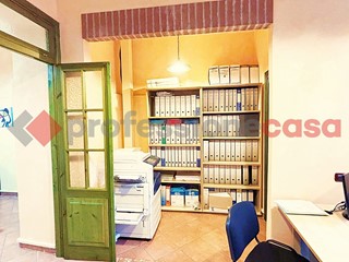 Ufficio in Affitto a Aquino, 300€, 70 m², arredato
