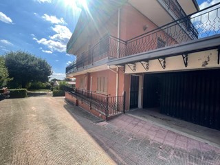 Villa in Vendita a Mascalucia, 265'000&euro;, 270 m², con Box