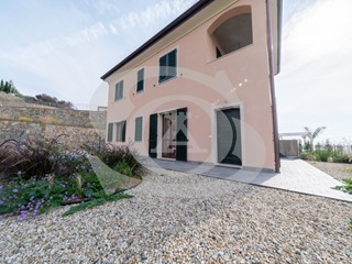 Quadrilocale in Vendita a Ospedaletti, 480'000€, 100 m², con Box