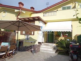 Casa Semi Indipendente in Vendita a Carrara, 260'000€, 90 m²