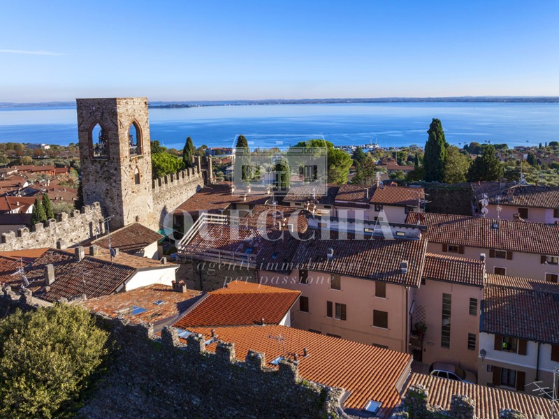 Trilocale in Vendita a Moniga del Garda, 235'000&euro;, 70 m², arredato