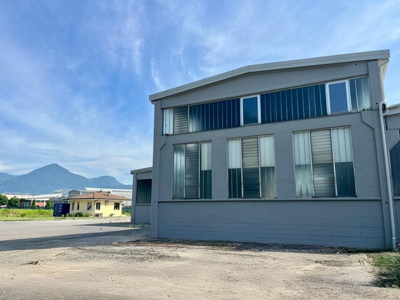 Capannone in Vendita a Erba, 980'000&euro;, 1800 m²