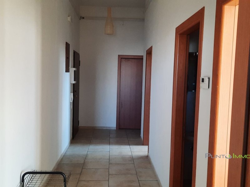 Ufficio in Affitto a Brindisi, 700€, 100 m²