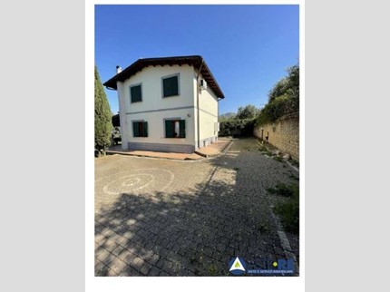Villa in Vendita a Monte Compatri, 147'750€, 208 m²