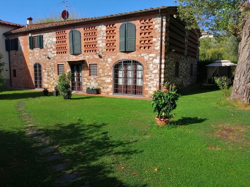 Casa di corte in Vendita a Lucca, zona San Lorenzo di Moriano, 675'000€, 240 m², arredato
