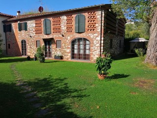 Casa di corte in Vendita a Lucca, zona San Lorenzo di Moriano, 675'000€, 240 m², arredato