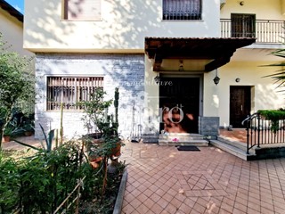Casa Indipendente in Vendita a Firenze, zona Brozzi, 729'000€, 300 m², arredato, con Box