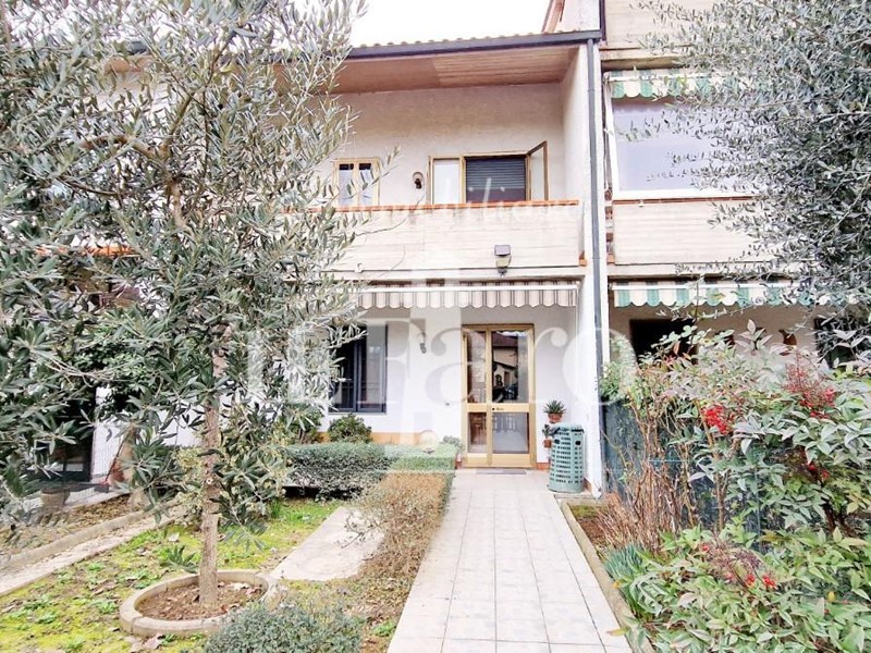 Villetta a schiera in Vendita a Campi Bisenzio, zona San Piero a Ponti, 410'000€, 140 m², con Box