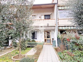 Villetta a schiera in Vendita a Campi Bisenzio, zona San Piero a Ponti, 410'000€, 140 m², con Box
