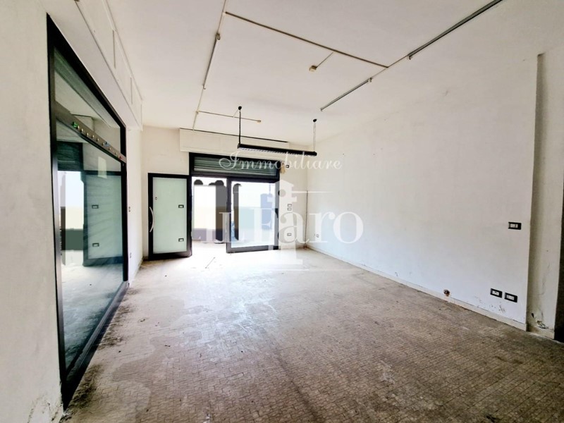 Negozio in Vendita a Prato, zona San Giorgio a Colonica, 91'000€, 71 m²