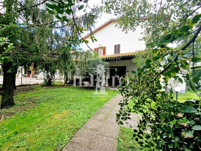 Casa Semi Indipendente in Vendita a Campi Bisenzio, 430'000€, 150 m², con Box