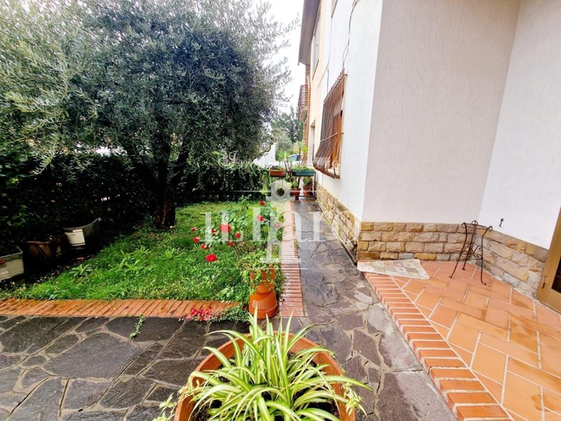 Casa Indipendente in Vendita a Prato, zona San Giorgio a Colonica, 418'000€, 205 m², con Box