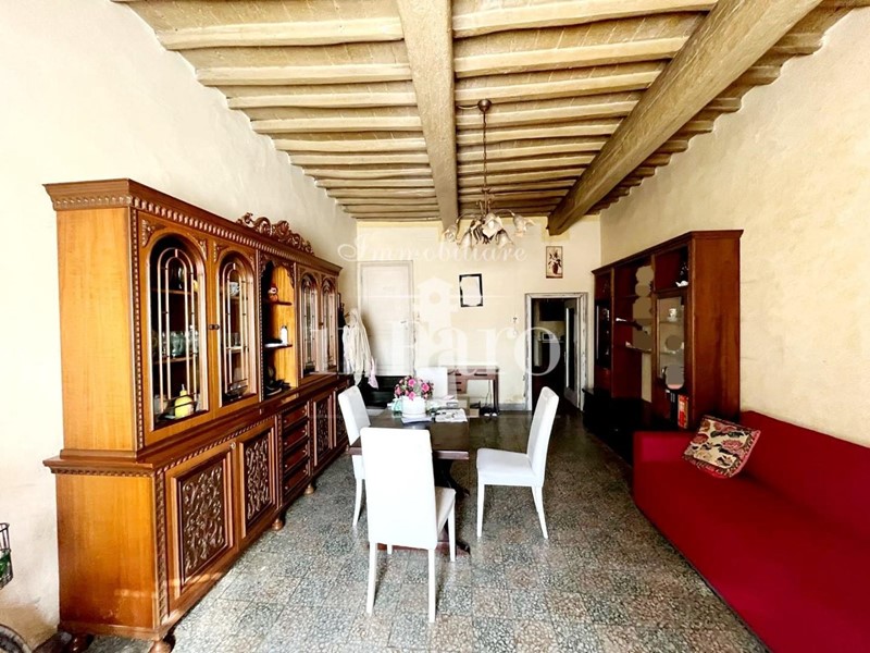 Casa Indipendente in Vendita a Campi Bisenzio, 300'000€, 301 m²